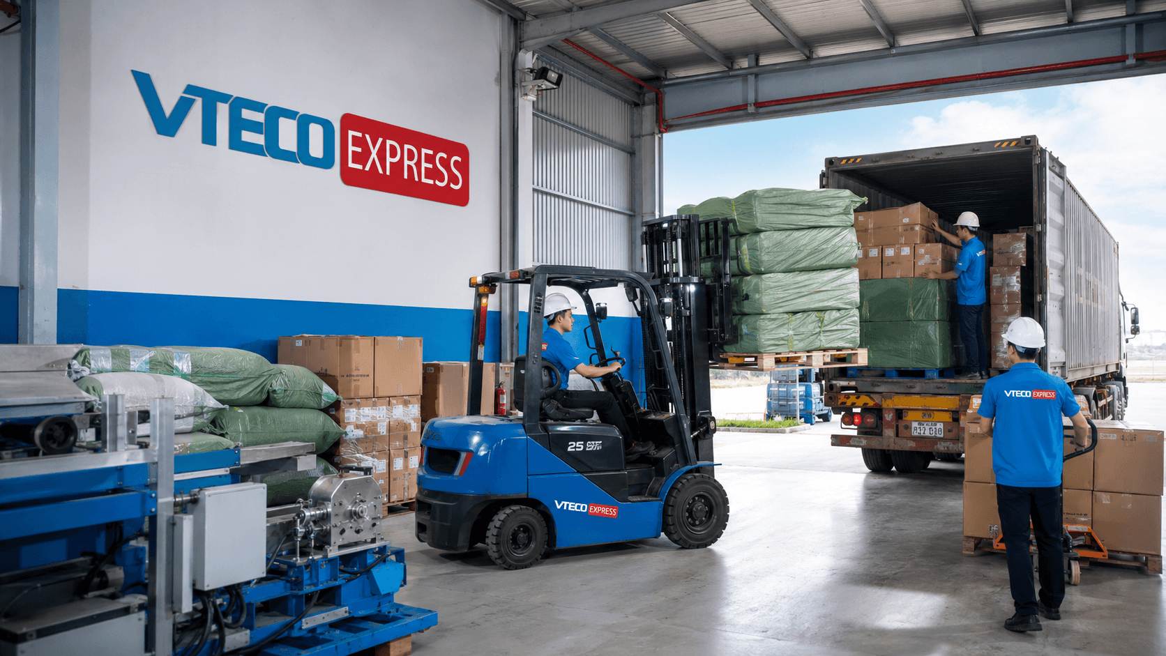 Xe nâng hỗ trợ chất hàng hóa lên xe tải tại kho VTECO