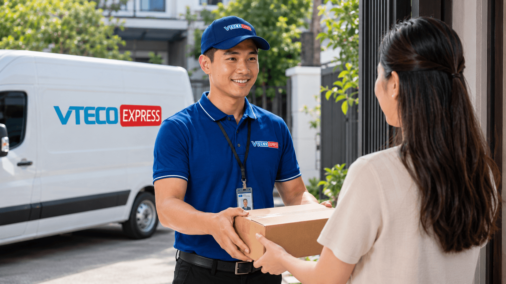 Nhân viên giao nhận VTECO Express giao hàng đến khách hàng đúng thời gian